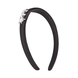 Cerchietto imbottito in raso nero con tre stelle argentate su sfondo bianco