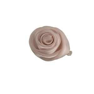 Pince à cheveux rose élégante en soie faite à la main couleur champagne pour femmes