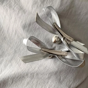 Pinzas para el pelo con lazo de cuero plateado, colgantes de corazón y clips de metal