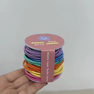 Vue détaillée d'élastiques à cheveux multicolores vibrants en six teintes vives