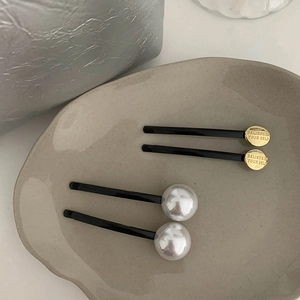 Set elegante di 4 fermagli per capelli con perle bianche e dischi d'oro con incisione