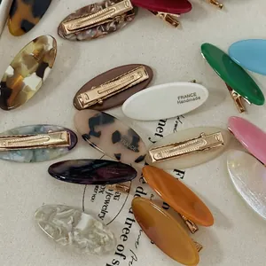 Pinces à cheveux ovales en acétate avec motifs tortue et marbre et base en métal doré