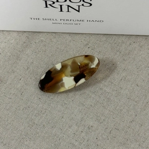 Détail de la barrette à motif écaille de tortue avec gravure dorée France Handmade