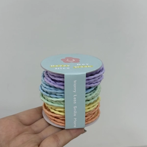 Détails des chouchous élastiques multicolores aux tons pastels avec tissu plissé