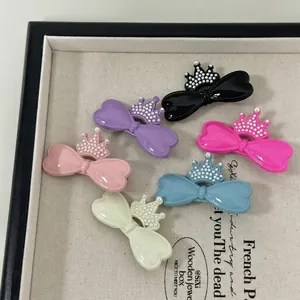 Set mit 6 bunten Herz-Schleifen-Haarspangen mit Kronenperlen in einem Display-Tablett