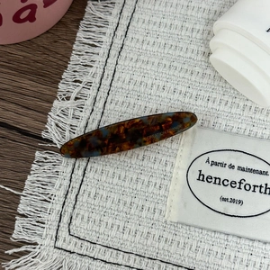 Détail d'une barrette en résine écaille de tortue avec marquage Creation France gravé