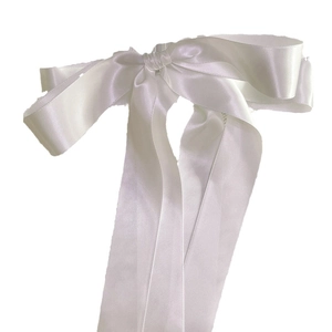 Nœud décoratif en satin blanc avec longs rubans pendants accessoire cheveux élégant