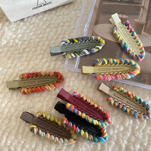 Set di 7 fermagli per capelli in maglia colorata con base in metallo opaco per donna