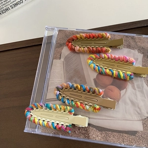 Set di 4 mollette per capelli in lana colorata con base a becco d'anatra in metallo