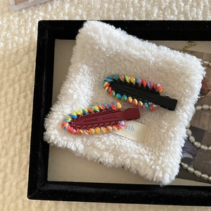 Fermagli per capelli in maglia arcobaleno a contrasto su custodia in peluche