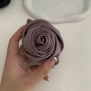 Élastique à cheveux rose en satin mauve élégant avec pétales multicouches réalistes