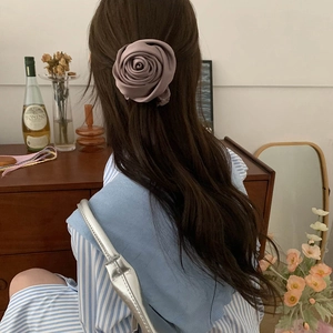 Élastique à cheveux élégant avec grande rose en satin violet sur une queue de cheval