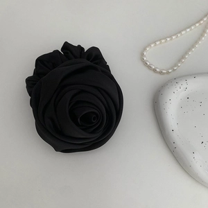 Détail d'un élégant accessoire de cheveux rose en soie noire avec des perles décoratives