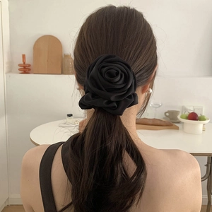Élastique à cheveux grande rose noire élégante en satin soyeux pour les coiffures