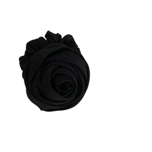 Élastique à cheveux avec rose 3D en tissu noir mat pour des coiffures élégantes