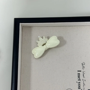 Detailansicht der cremefarbenen Herz-Schleife-Haarklammer mit einer Perlenkrone