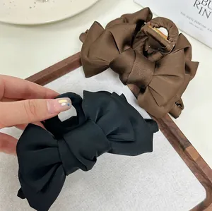 Pinces à cheveux élégantes avec nœud en satin noir et marron foncé et ressort en métal
