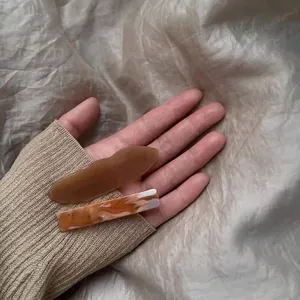 Détail d'un lot de barrettes à cheveux ambre marbré avec épingles ondulées et rectangulaires