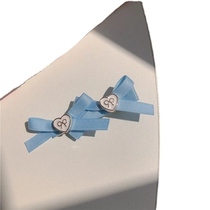 Barrettes à cheveux à nœud bleu clair avec cœurs en émail blanc pour un style doux
