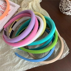 Détail de serre-têtes en éponge colorée avec étiquette faite main et texture en tissu doux