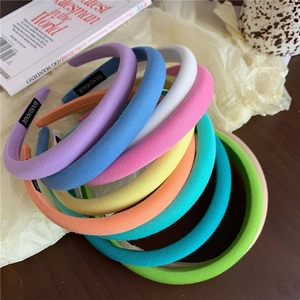 Vue détaillée de serre-têtes en éponge faits main aux couleurs vives de macarons