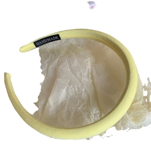 Serre-tête en éponge de tissu jaune minimaliste avec étiquette fait main pour femme