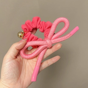 Chouchou rose pour cheveux avec grand nœud et petit pendentif clochette dorée