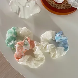 Dreiteiliges Set aus Tie-Dye Organza Haargummis mit Blumenmuster und Farbmix