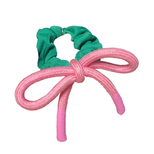 Chouchou à nœud rose mignon avec tissu plissé vert et détail de corde tressée