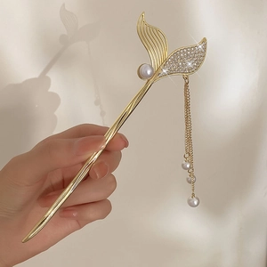 Elegante gouden vissenstaart haarspeld met strass-steentjes en parelkwastje hanger