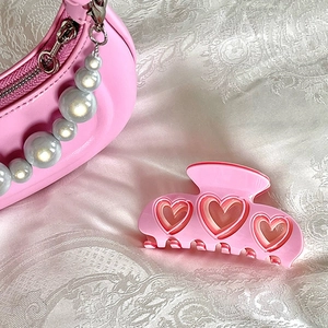 Pinza para el pelo rosa con corazones calados sobre satén blanco con cadena de perlas