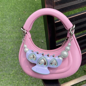 Bolso de mano rosa de PU con pinza para el pelo de corazón púrpura y cadena de perlas