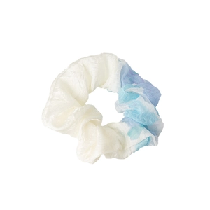 Eleganter Haargummi mit Farbverlauf in Perlweiß und Hellblau aus Organza-Stoff