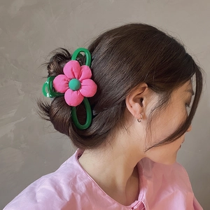 Grande pince à cheveux fleurie élégante rose et verte pour coiffures d'été chic