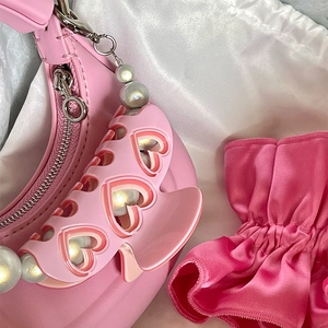 Pinza para el pelo de corazón en acetato rosa con correa de perlas y coletero de satén