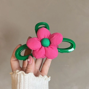 Pince à cheveux fleurie surdimensionnée avec pétales en peluche rose et clip vert