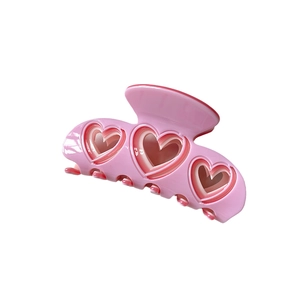 Pince à cheveux rose en forme de cœur avec design ajouré et style esthétique d'été