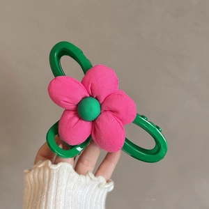 Grande pince à cheveux élégante avec fleur en tissu rose et base verte brillante