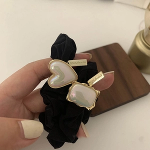 Chouchou Élégant en Tissu Noir Avec Pendentif Cœur Carré en Alliage et Fausse Künstliche Perle Style Coréen Élastique Cheveux