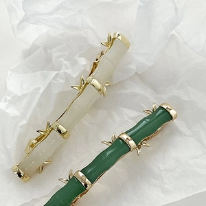Pinces à cheveux style bambou en blanc crème et vert émeraude avec détails dorés