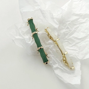 Pinces à cheveux style bambou en vert et blanc crème avec d'élégants détails dorés