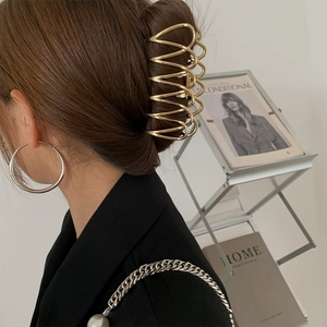 Grande pince à cheveux dorée en métal avec design ondulé pour coiffures élégantes