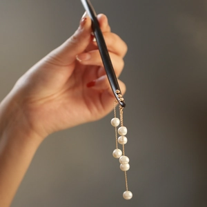 Elegant Chinese vintage hair stick with gold flower, tassels and white pearls decoration