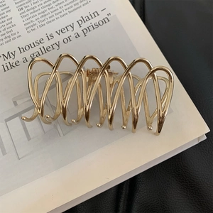 Grande pince à cheveux en métal doré au design ondulé moderne pour coiffures chics