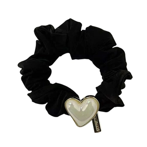 Chouchou élégant en velours noir avec perle en cœur et pendentif en métal fait main