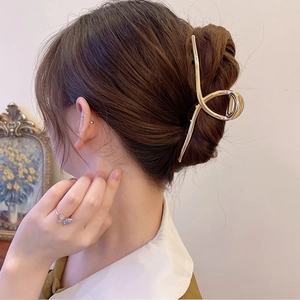 Pince à cheveux élégante en métal doré au design épuré et minimaliste pour femmes
