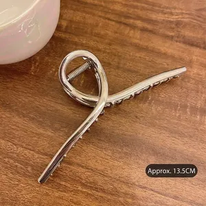 Gros plan sur la pince à cheveux en métal argenté de 13,5 cm avec une finition polie