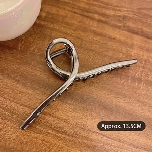 Détail d'une grande pince à cheveux en métal argenté de 13,5 cm avec fini poli