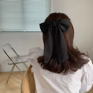 Barrette à grand nœud en satin noir avec de longs rubans pour femmes, vue de dos coiffure