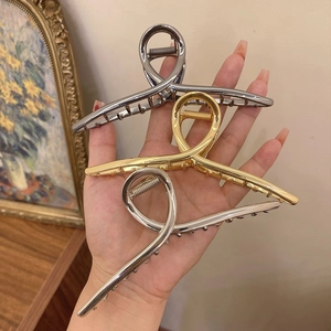 Pince Crabe Minimaliste en Alliage Métallique Grande Pince Requin pour Femme Élégante Barrette en Croix Torsadée Accessoire de Coiffure Quotidien